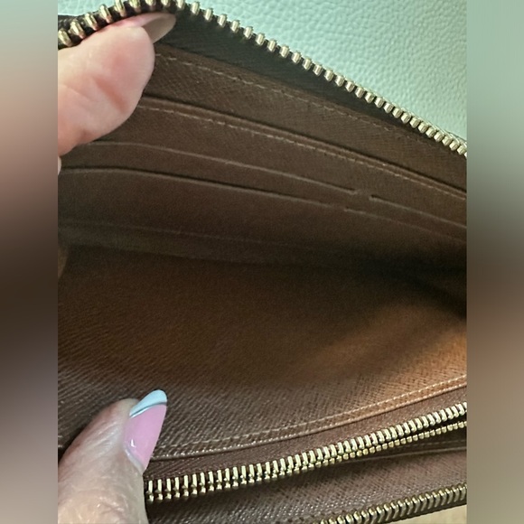 Louis Vuitton Monogram Zippy Wallet - Like New - Picture 11 of 14